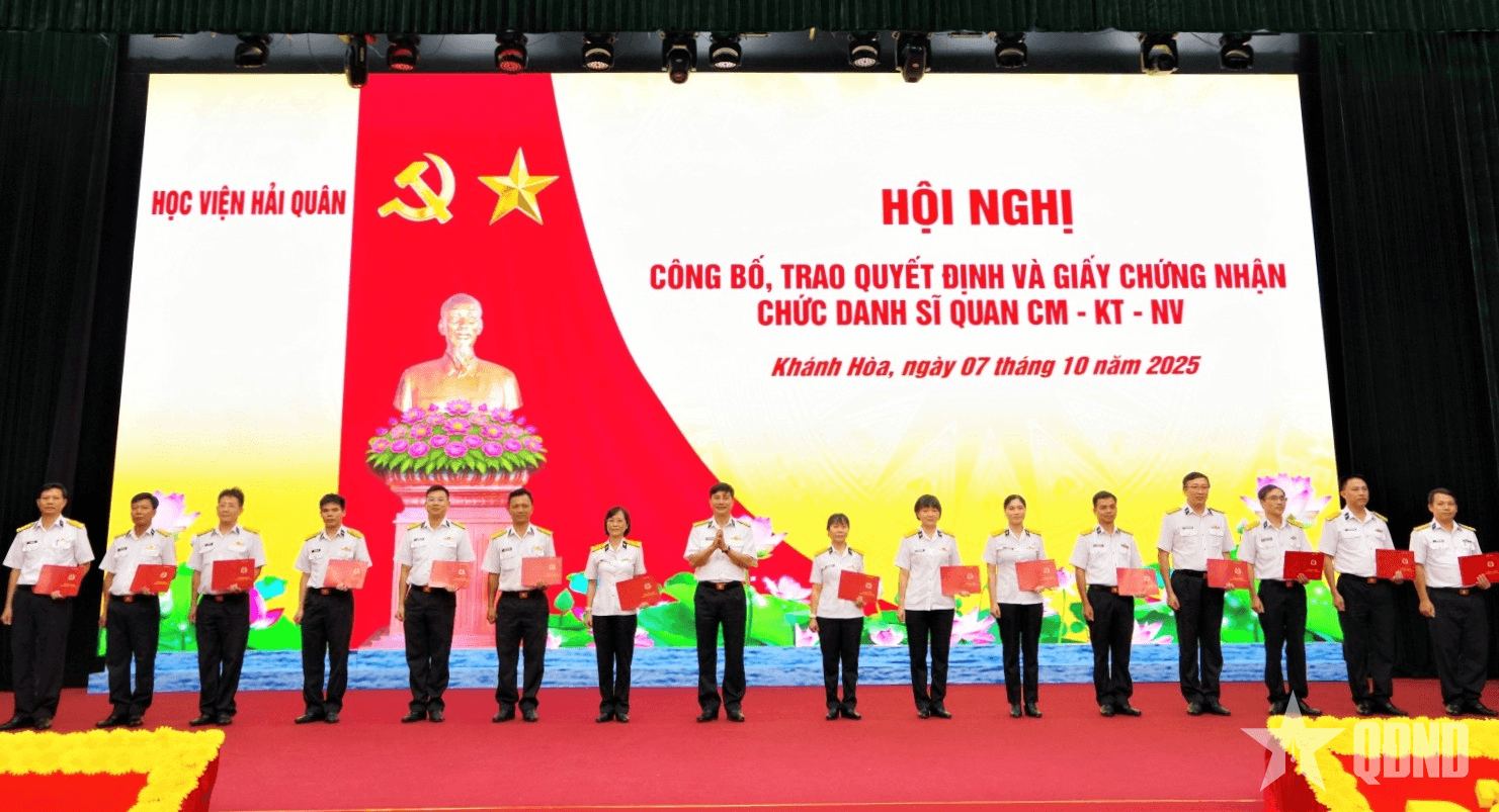 Học viện Hải quân trao quyết định công nhận chức danh giảng viên