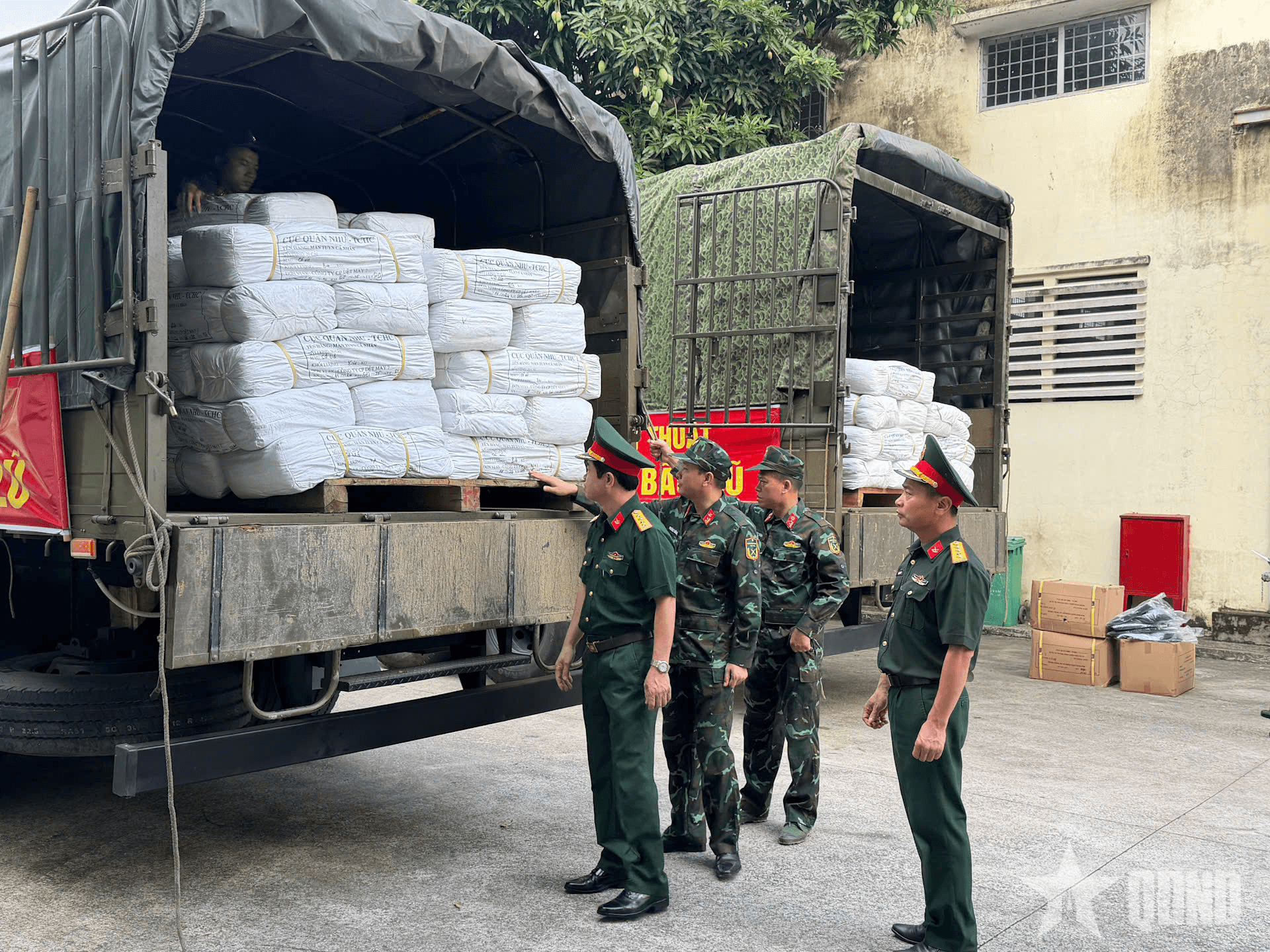 Tổng cục Hậu cần-Kỹ thuật khẩn trương vận chuyển hàng cứu trợ nhân dân vùng lũ