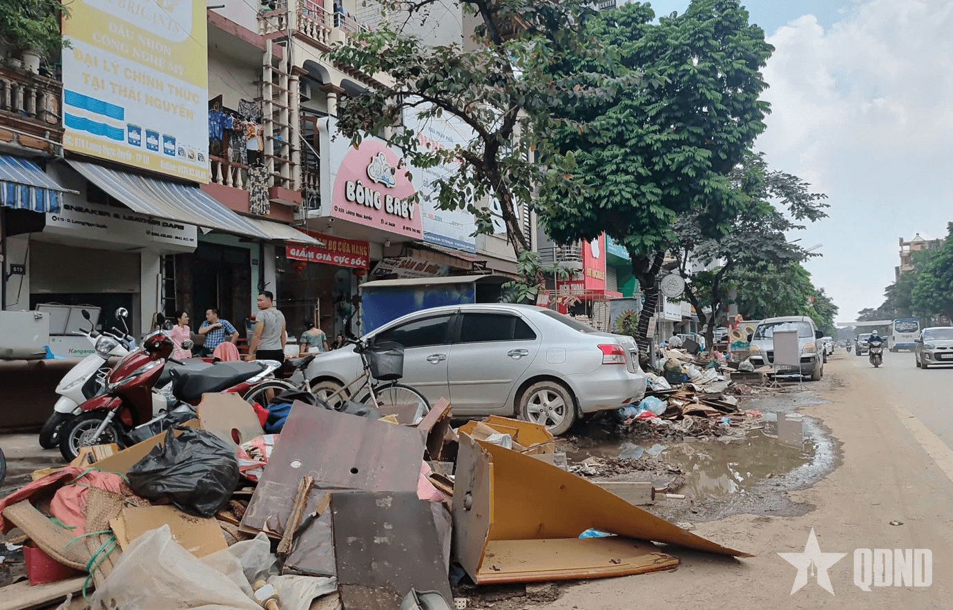 Đường phố Thái Nguyên ngổn ngang sau lũ