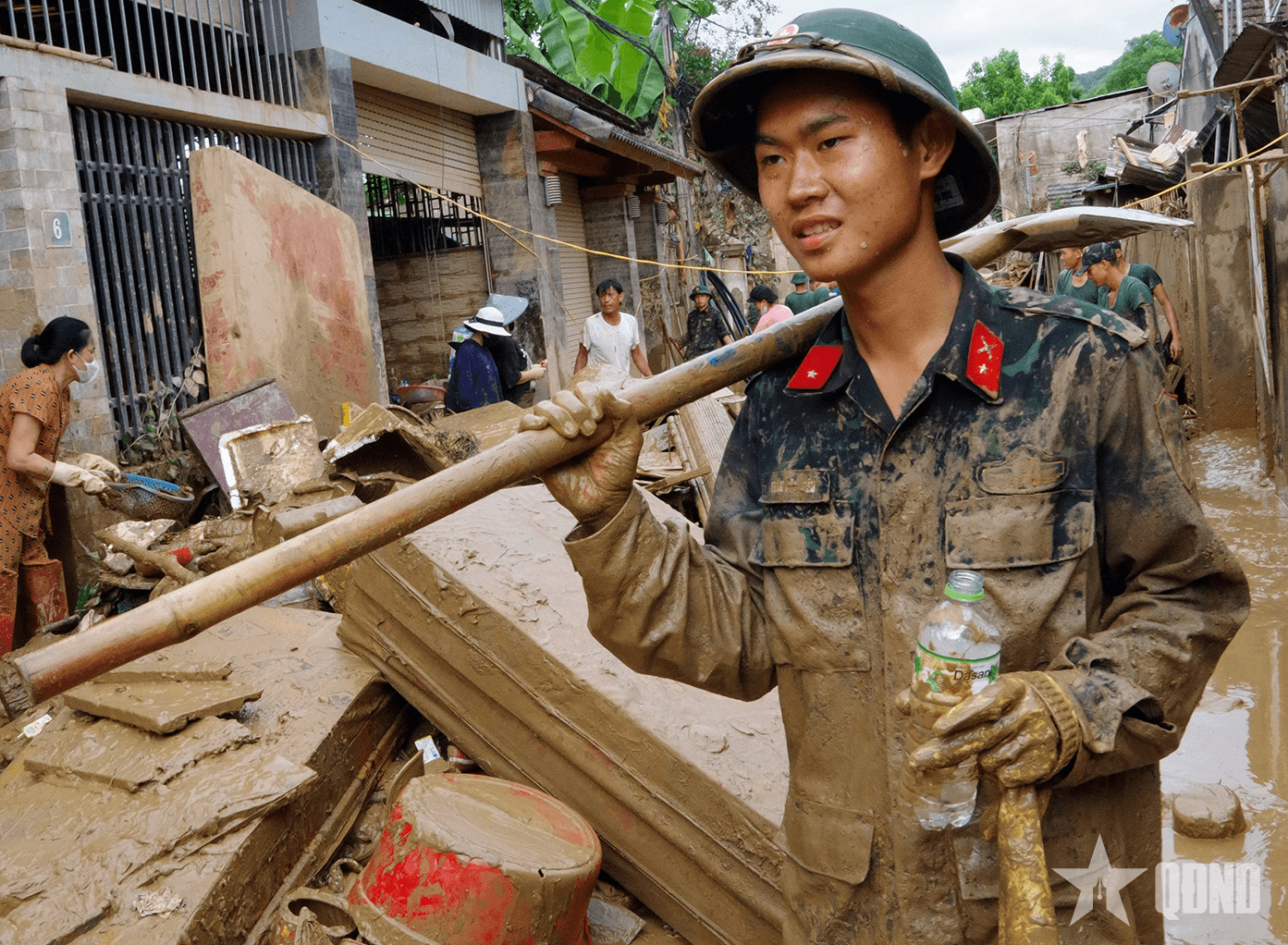 'Vì nhân dân quên mình"
