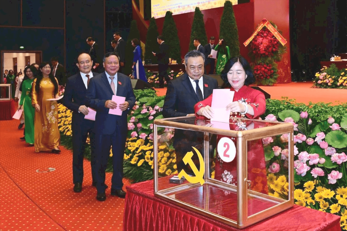 Đồng chí Bùi Thị Minh Hoài trúng cử Ban Chấp hành Đảng bộ TP Hà Nội khóa XVIII với số phiếu cao nhất