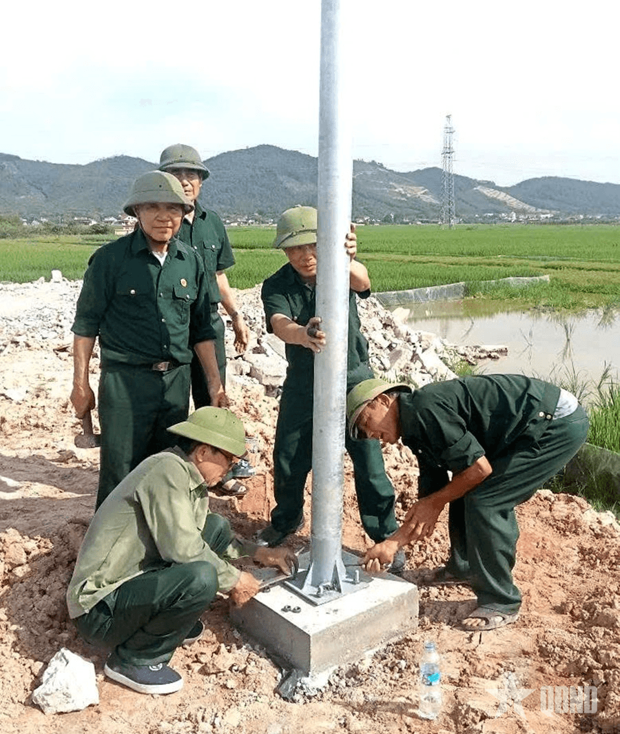 Cựu chiến binh thắp sáng đường quê

​