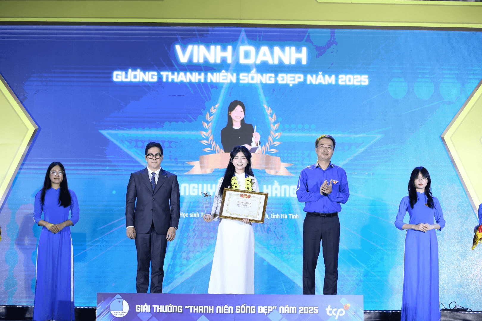 "Top 20 Thanh niên sống đẹp" Nguyễn Thị Hằng: Giữ trong tim một ngọn lửa