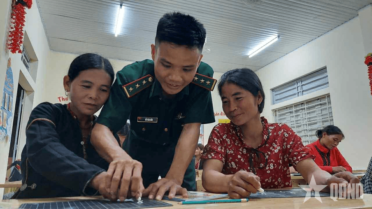 Đại úy Hồ Văn Hữu - thầy giáo quân hàm xanh "gieo chữ" trên dãy Trường Sơn