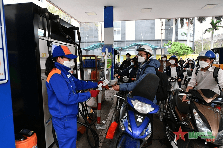 Từ chiều nay (23-10), giá xăng dầu đồng loạt giảm