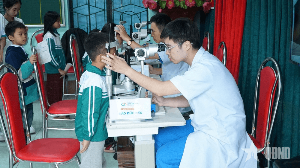Bệnh viện Mắt Hà Nội 2: Chăm sóc mắt cho người dân vùng lũ