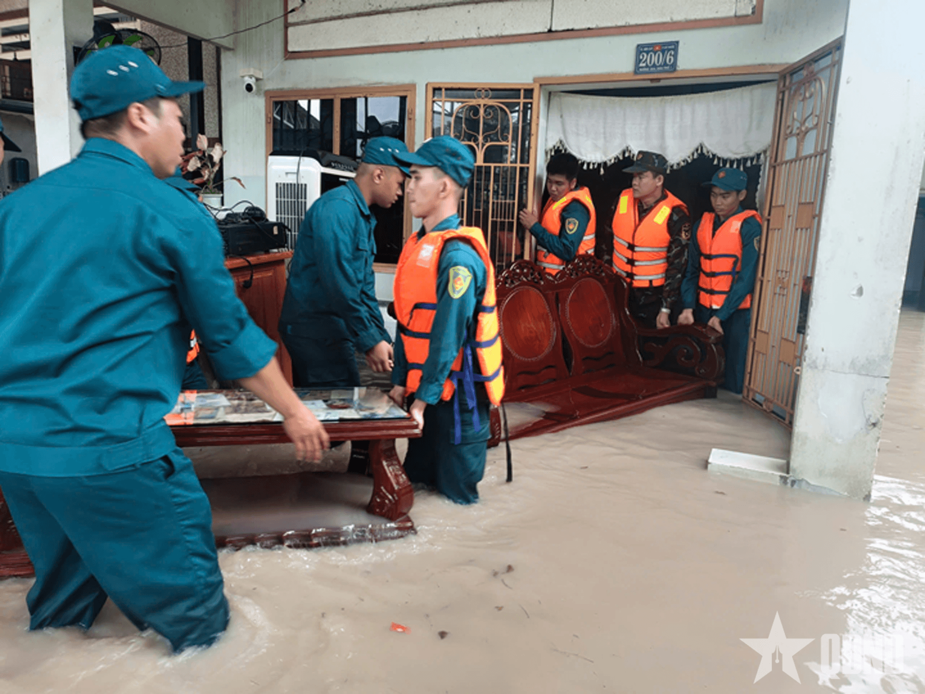 Bộ đội và dân quân TP Hồ Chí Minh trong đêm triều cường kỷ lục