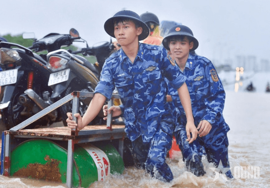Bộ Quốc phòng yêu cầu tập trung ứng phó khẩn cấp và khắc phục hậu quả mưa lũ tại Trung Bộ