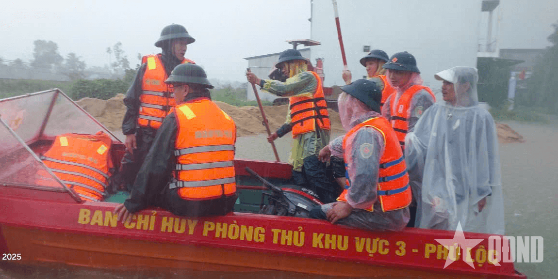 Lực lượng vũ trang thành phố Huế giúp dân ứng phó với mưa lũ