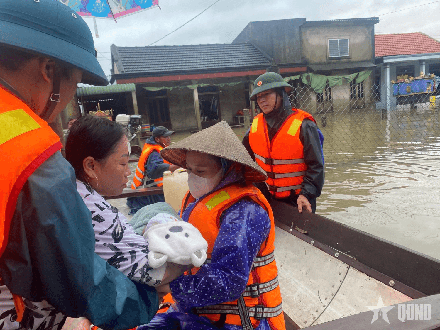 Không để người dân đói, rét do mưa lũ
