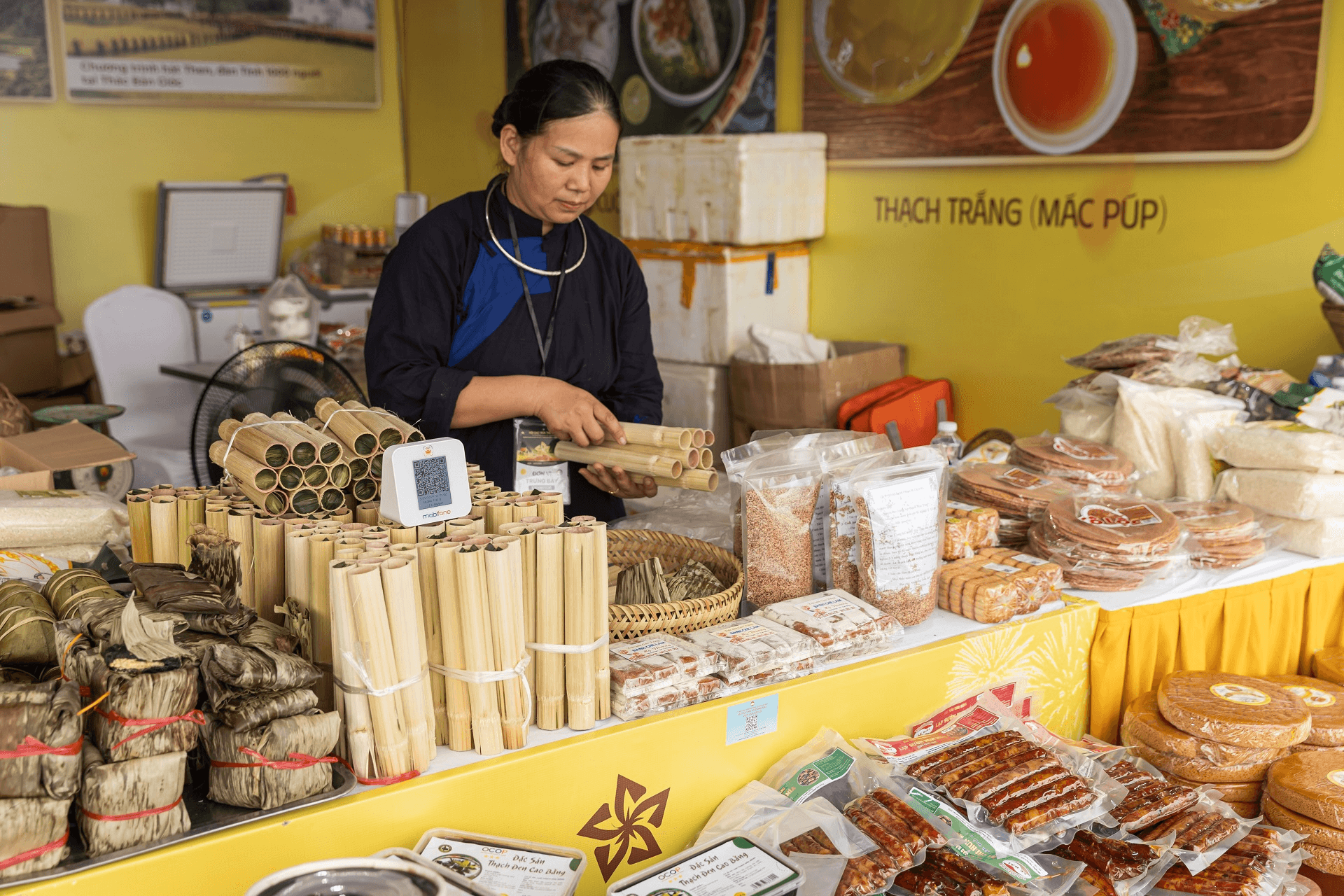 Mỗi gian hàng là một câu chuyện quê hương