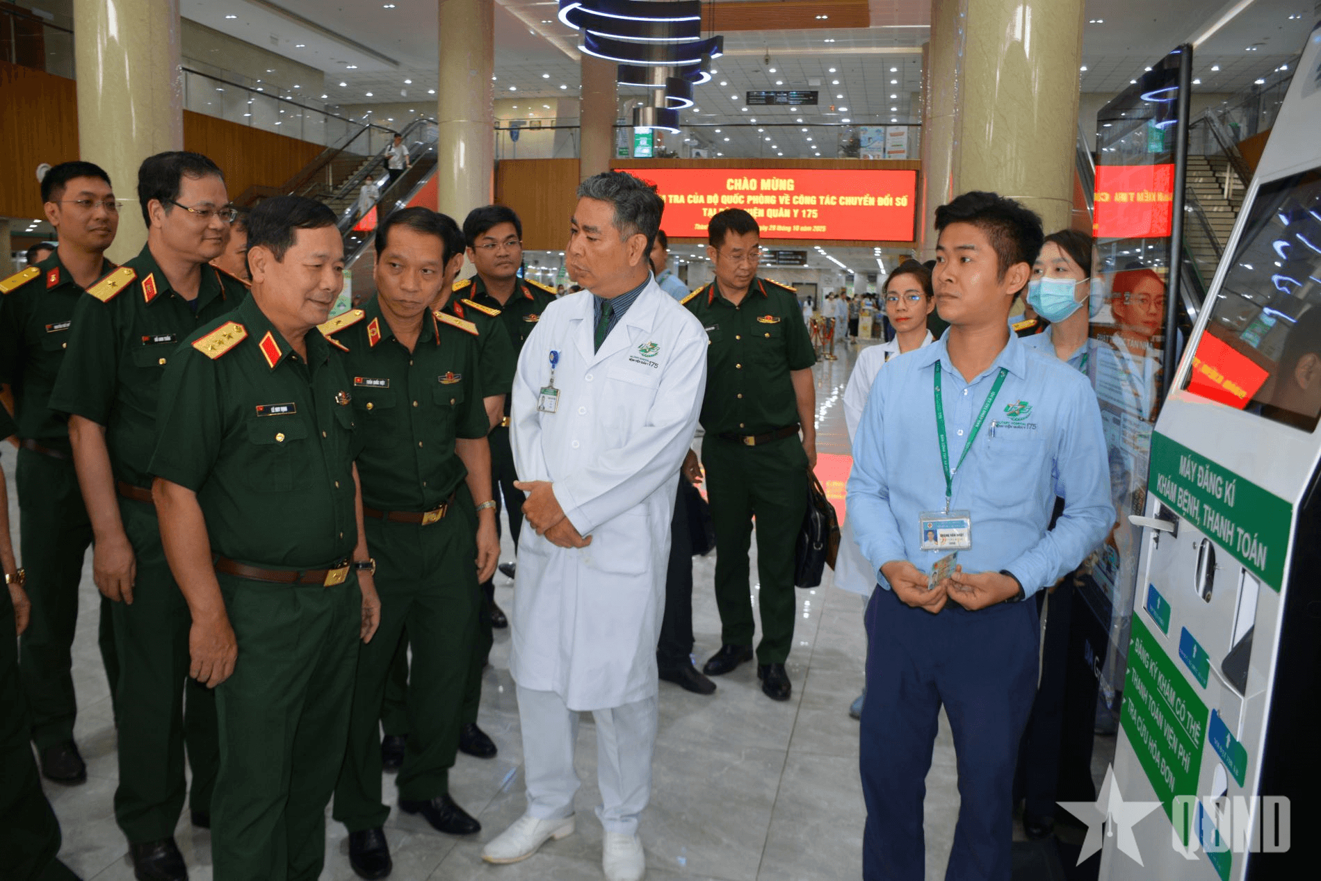 Thượng tướng Lê Huy Vịnh kiểm tra chuyển đổi số tại Bệnh viện Quân y 175