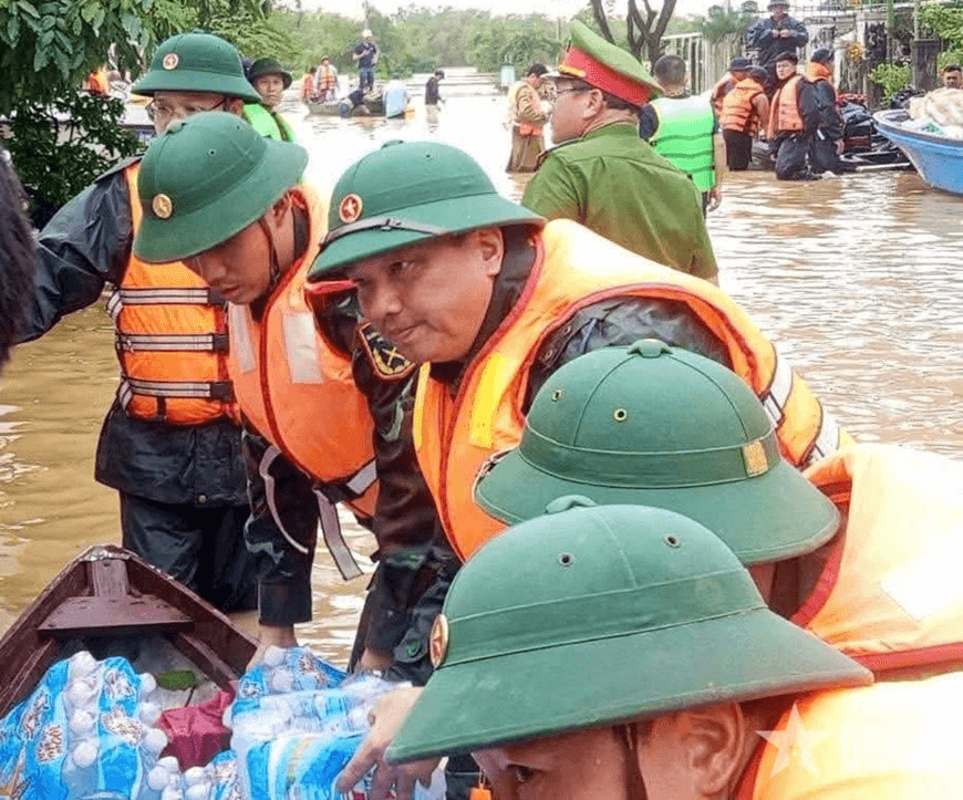 Trọn tình, trọn nghĩa với người dân vùng lũ