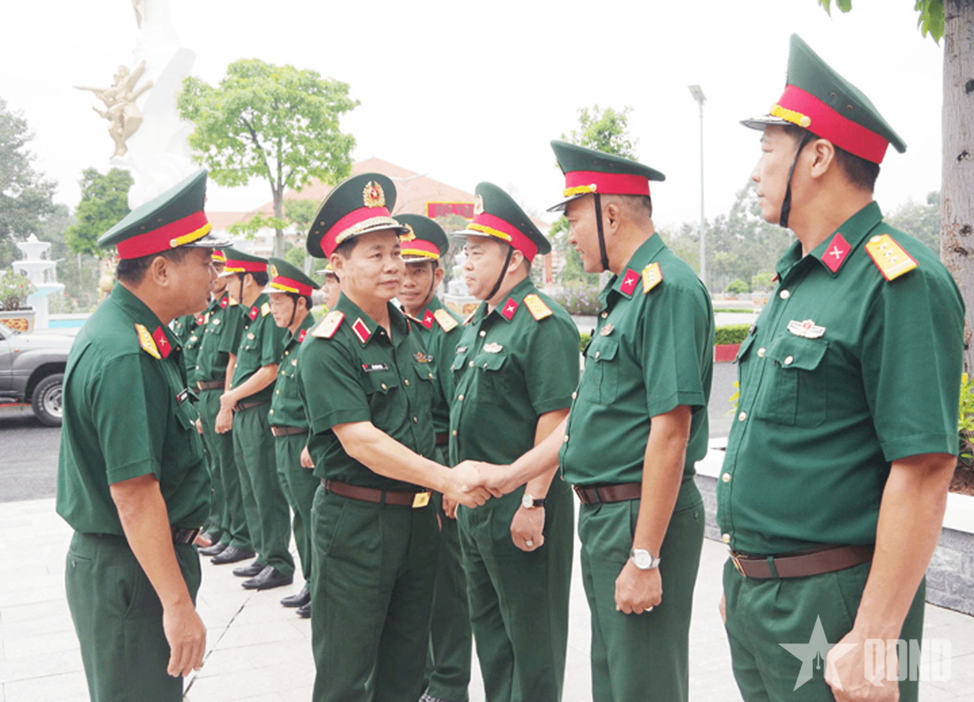 Trung tướng Đỗ Xuân Tụng thăm, làm việc tại Sư đoàn 5 (Quân khu 7)