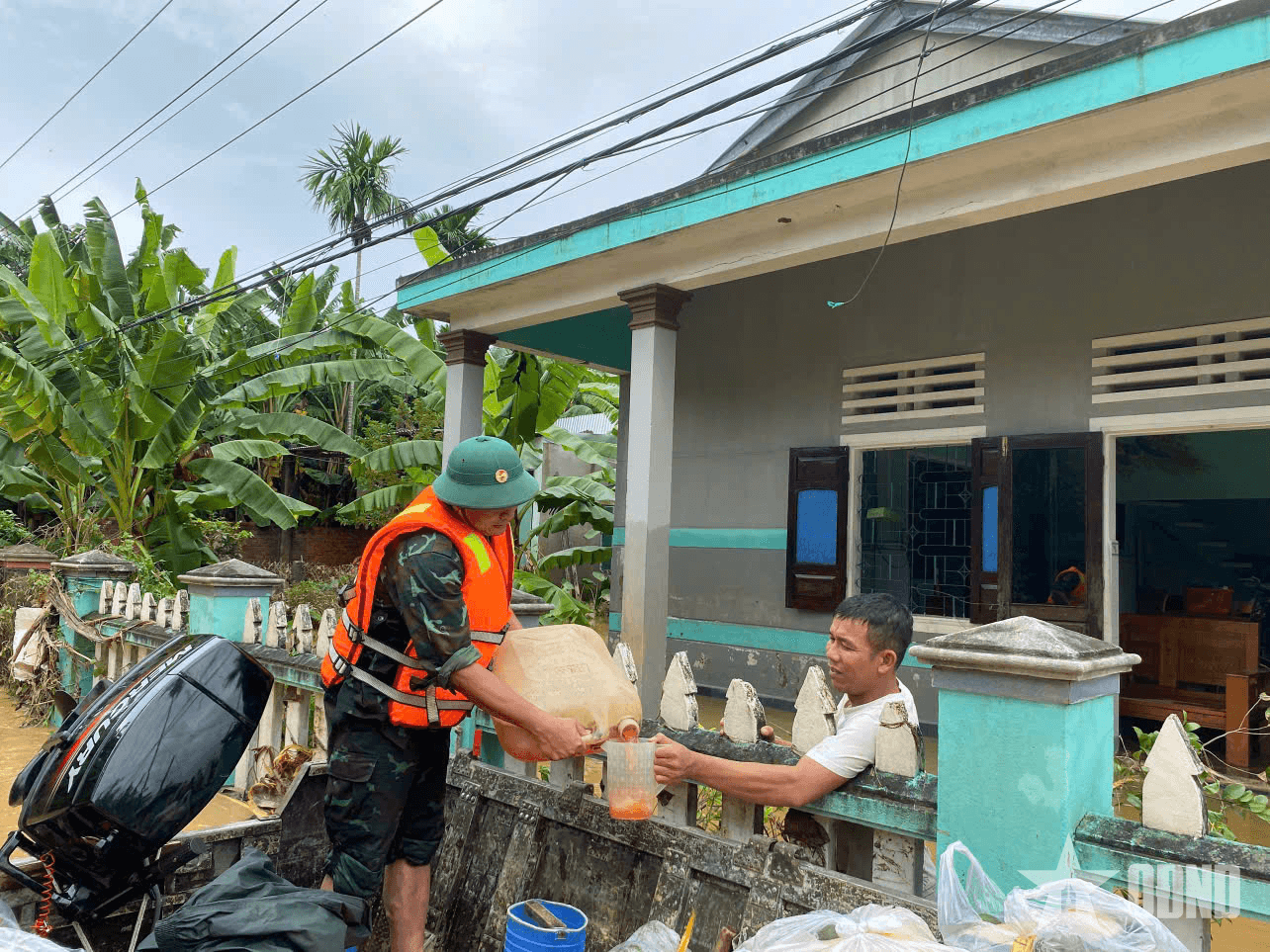 Trong hoạn nạn càng gắng sức giúp dân vùng lũ