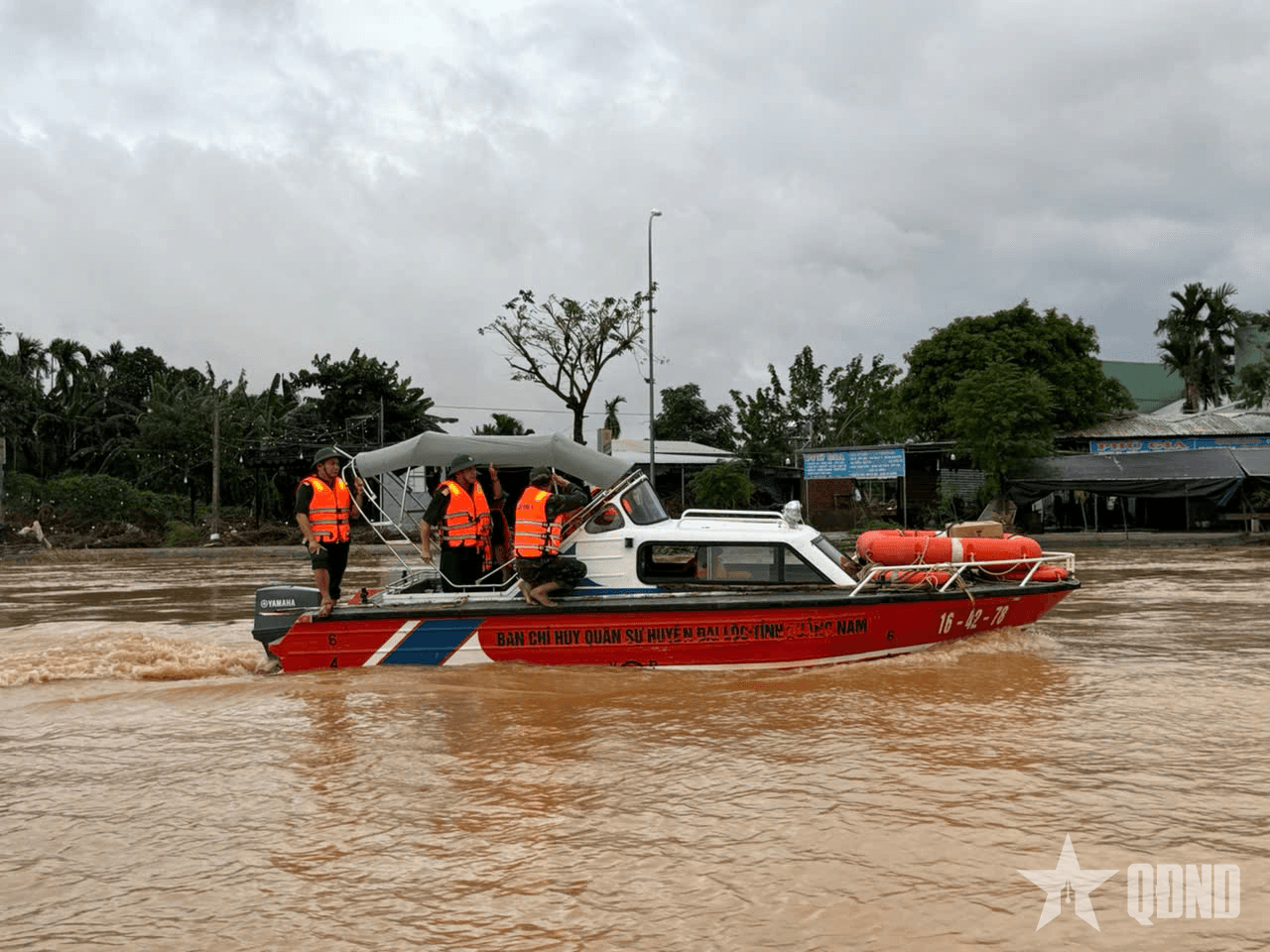 Thượng tướng Trương Thiên Tô thăm, trao quà hỗ trợ đồng bào vùng lũ Đà Nẵng