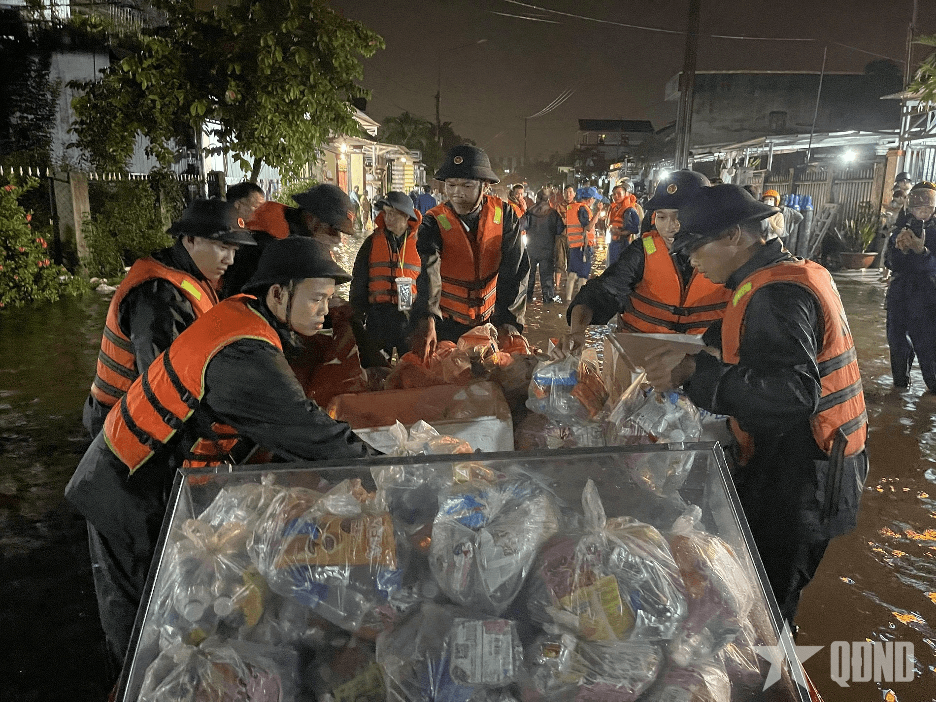 Sư đoàn Phòng không 375 cơ động lực lượng giúp dân vùng lũ