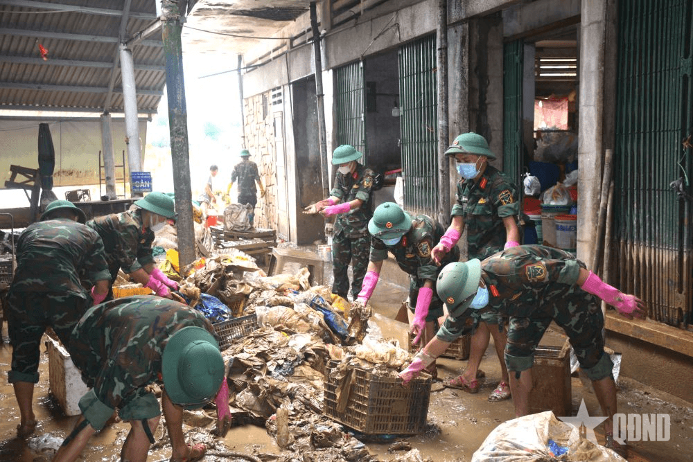 Sư đoàn 968 giúp nhân dân thành phố Huế khắc phục hậu quả sau lũ