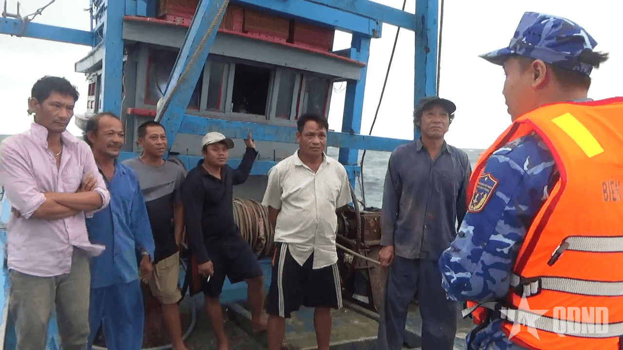 Bộ tư lệnh Vùng cảnh sát biển 2 bắt giữ 2 tàu cá vi phạm IUU