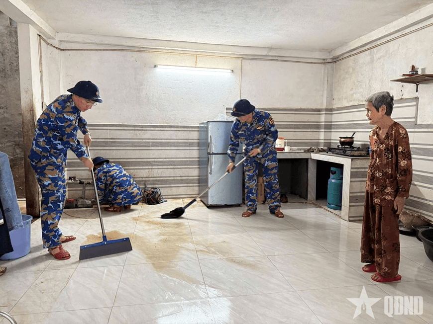 Lữ đoàn 680 (Vùng 3 Hải quân) chung tay giúp nhân dân Đà Nẵng dọn lũ