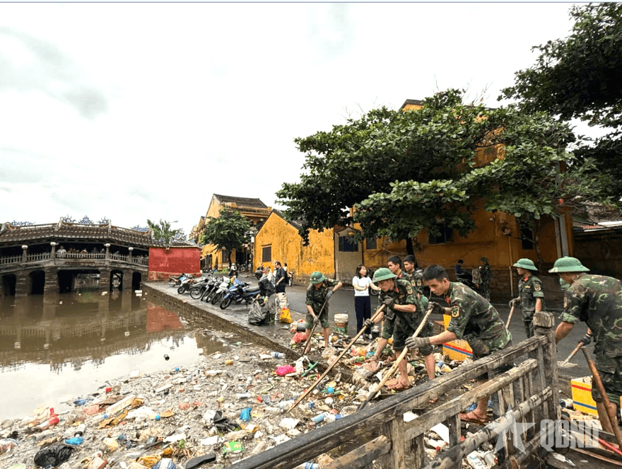"Chiến binh" làm sạch phố cổ Hội An