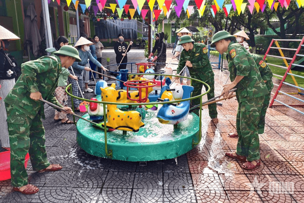 Bộ đội Biên phòng TP Huế giúp dân sau lũ
