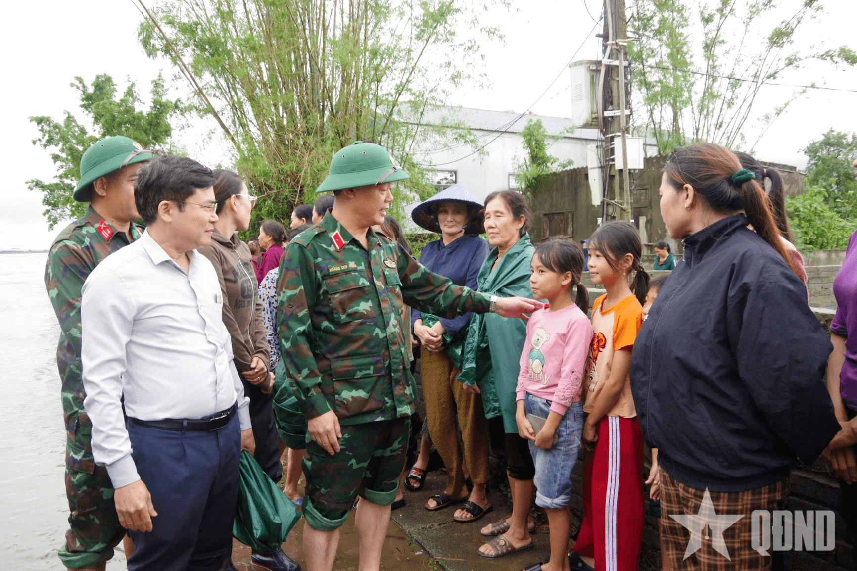 Thiếu tướng Hoàng Duy Chiến: Mỗi ban chỉ huy phòng thủ khu vực dự trữ ít nhất 3 tấn lương thực, thực phẩm ứng phó mưa lũ