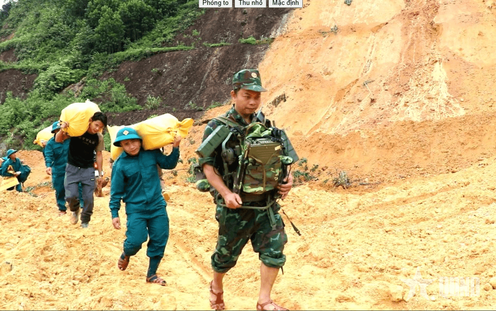 Băng đèo, vượt thác tiếp tế bà con vùng sạt lở
