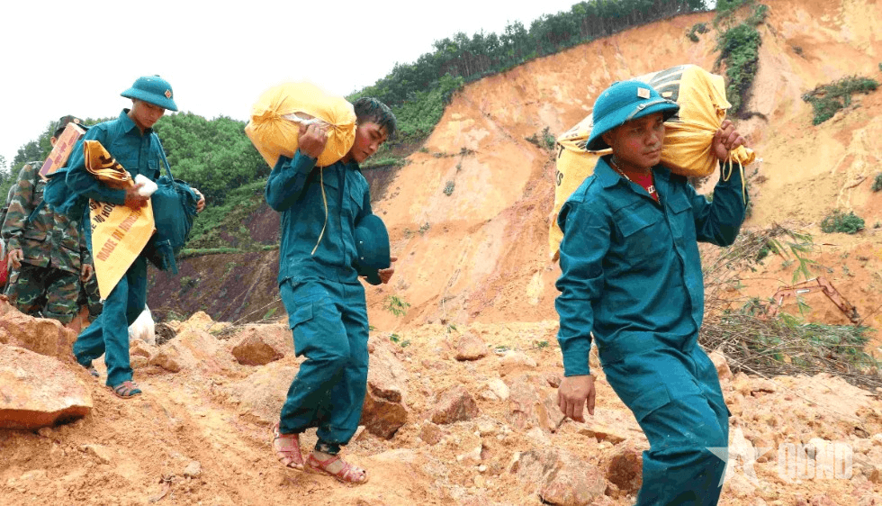 Hơn 22.500 cán bộ, chiến sĩ tiếp tục giúp dân khắc phục hậu quả mưa lũ