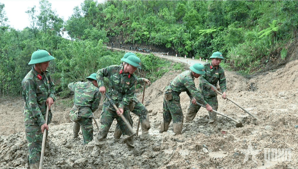 Sư đoàn 10 (Quân đoàn 34) giúp nhân dân khắc phục sạt lở