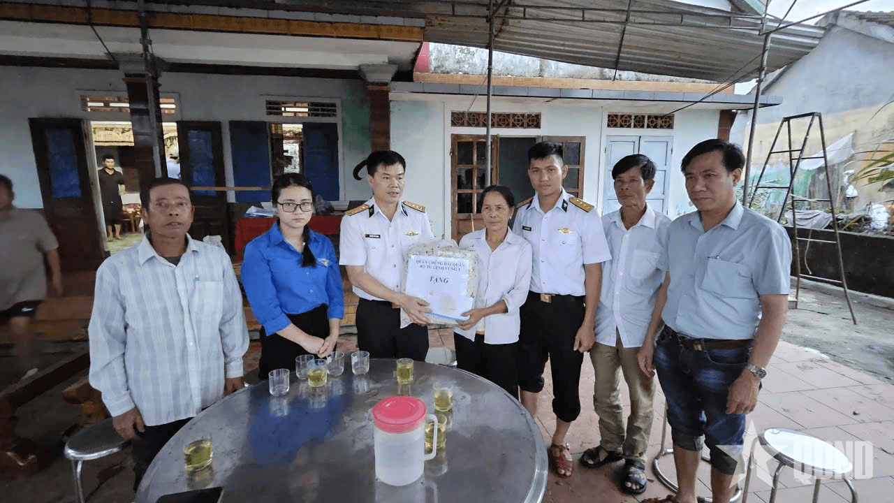 Trung đoàn 351 (Vùng 3 Hải quân) sẻ chia khó khăn cùng nhân dân vùng lũ TP Huế