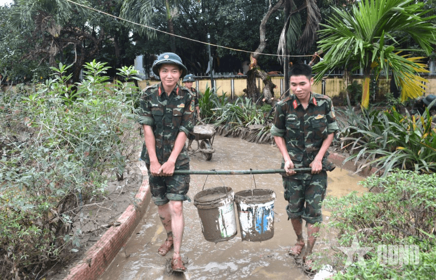 Tranh thủ từng giờ, từng phút giúp dân