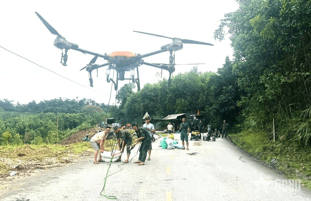 Khẩn trương tiếp tế lương thực, giúp người dân vùng lũ dựng nhà