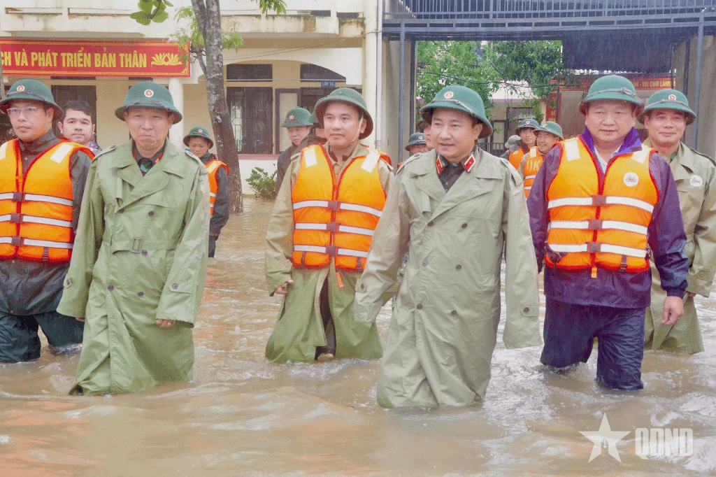 Đoàn công tác Bộ tư lệnh Quân khu 4 thăm địa bàn ngập lụt tại Hà Tĩnh