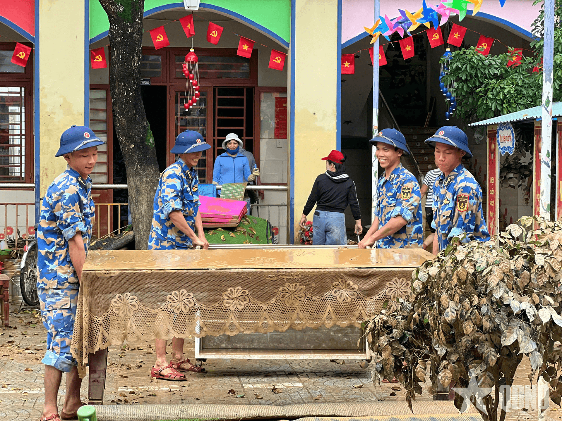 Bộ Quốc phòng yêu cầu các cơ quan, đơn vị khắc phục hậu quả mưa lũ tại Trung Bộ