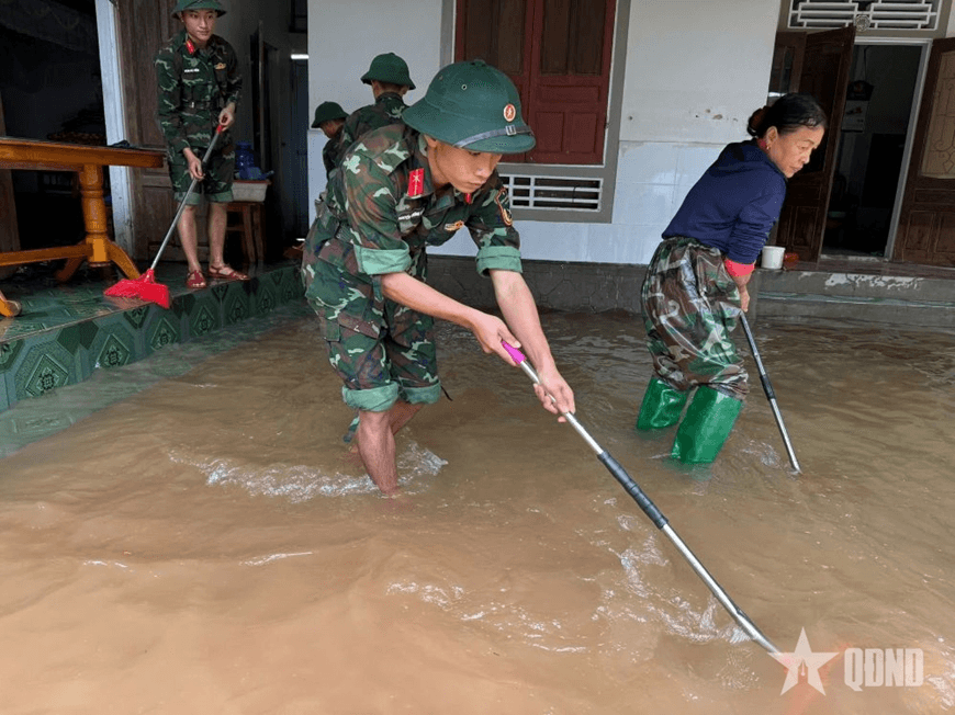 Trung đoàn 841 (Bộ CHQS tỉnh Hà Tĩnh) giúp dân khắc phục hậu quả lũ lụt