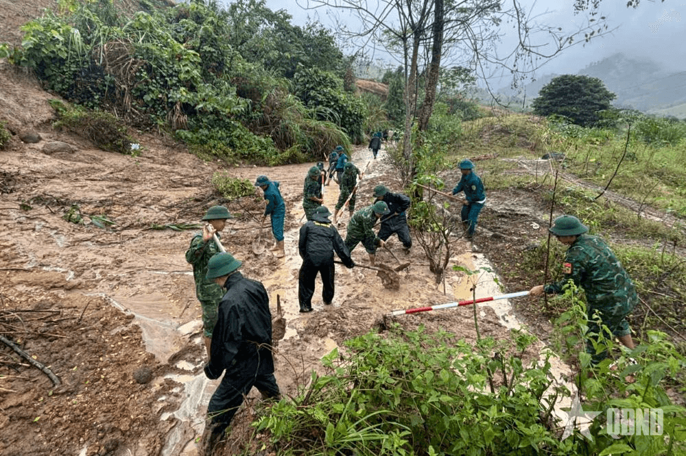 Bộ đội Biên phòng TP Huế khẩn trương hỗ trợ khắc phục hậu quả sạt lở, mưa lũ