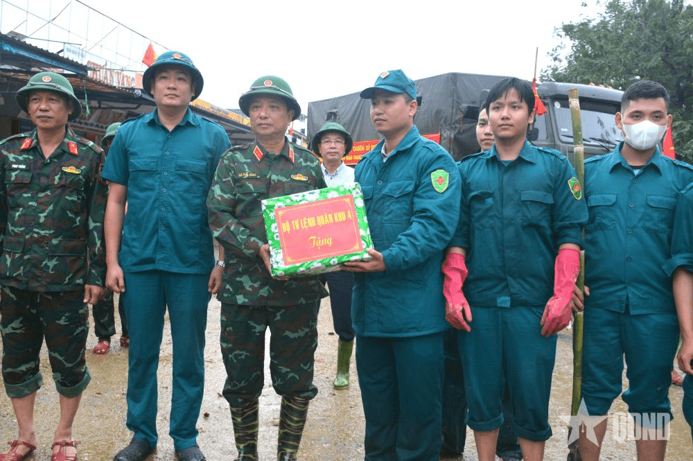 Trung tướng Hà Thọ Bình kiểm tra, động viên các lực lượng giúp nhân dân khắc phục hậu quả mưa lũ tại Huế