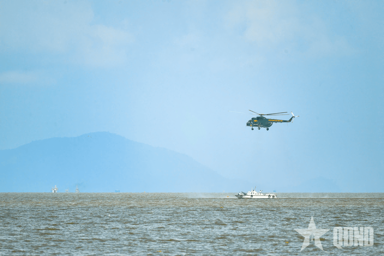 Trung đoàn 917: Thực hành bay huấn luyện treo cấp cứu trên biển