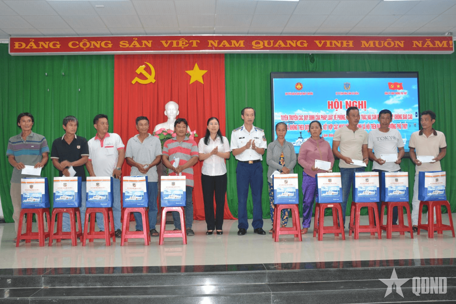 Vùng Cảnh sát biển 3 tuyên truyền phòng, chống IUU và ký kết hợp tác