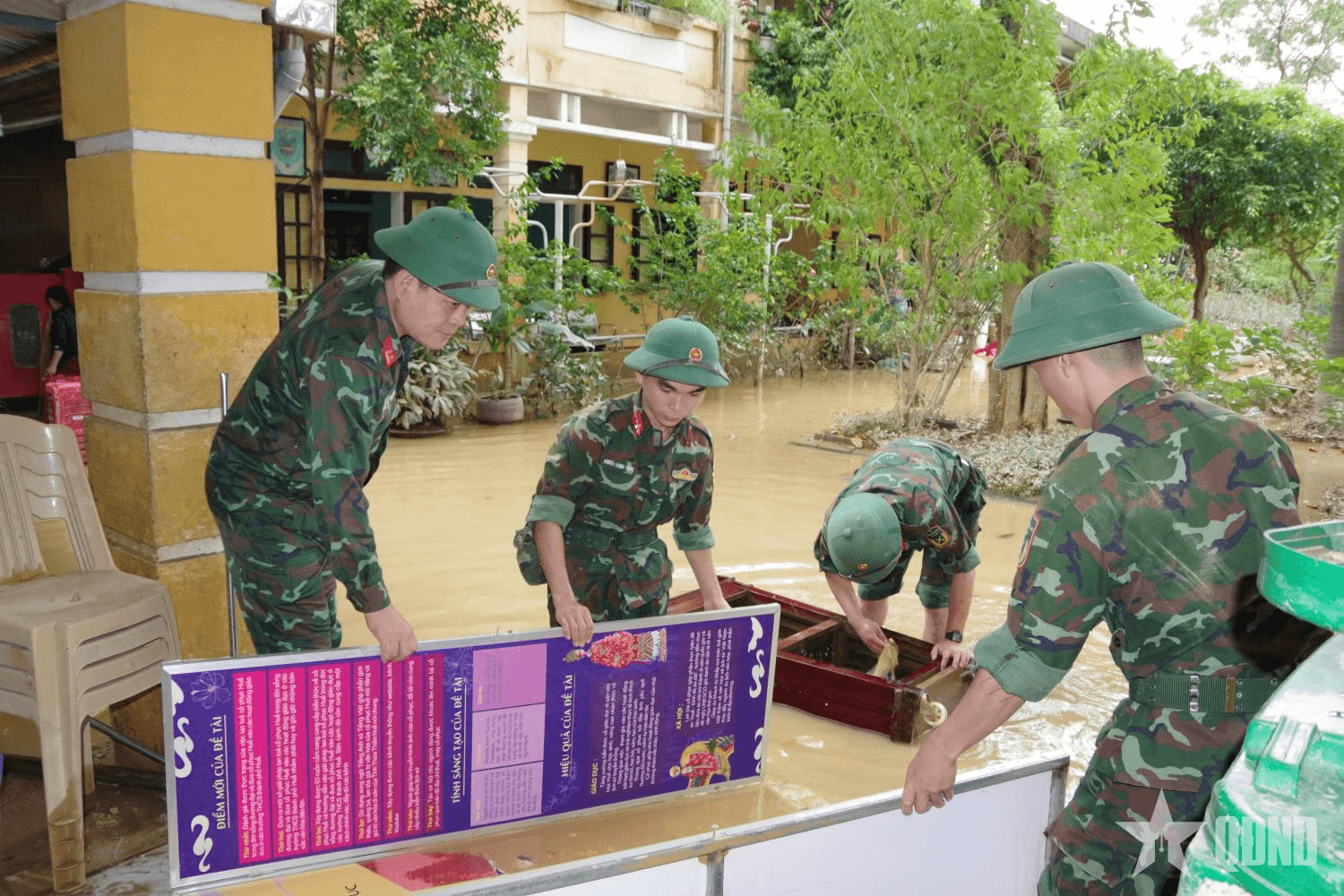 Huế: Chung sức dọn lũ