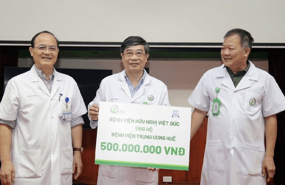 Bệnh viện Hữu nghị Việt Đức quyên góp ủng hộ đồng bào và đồng nghiệp miền Trung