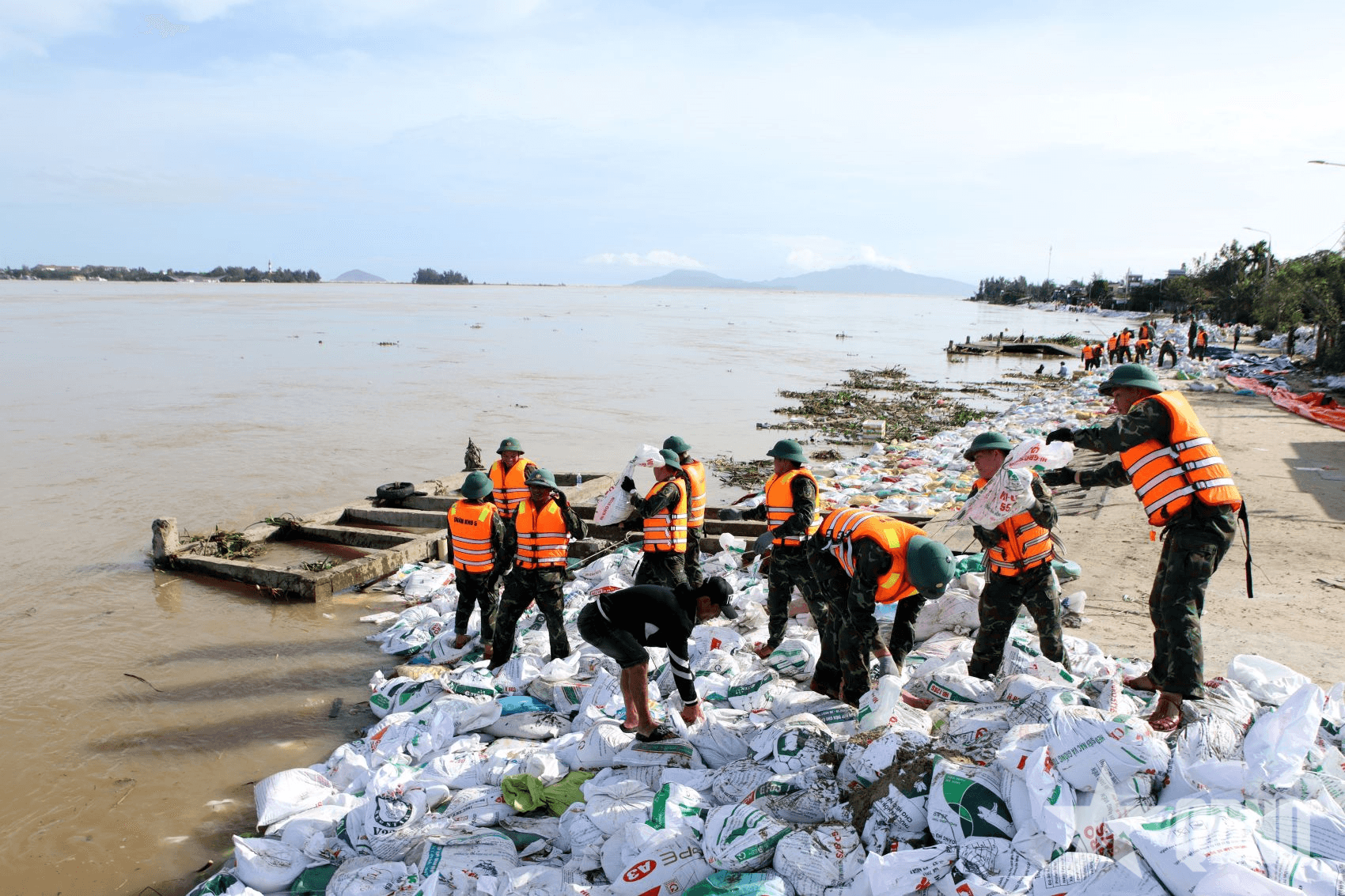Trong gian khó, thêm sáng đẹp tình quân dân