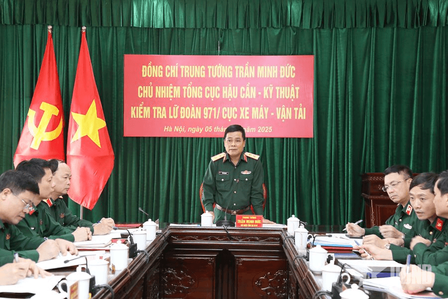 Chủ nhiệm Tổng cục Hậu cần-Kỹ thuật kiểm tra Lữ đoàn 971, Cục Xe máy-Vận tải