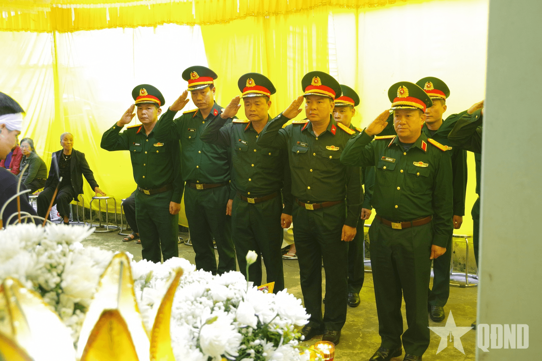Đoàn công tác của Bộ tư lệnh Quân khu 3 viếng Thượng sĩ Vũ Văn Bình hy sinh khi thực hiện nhiệm vụ