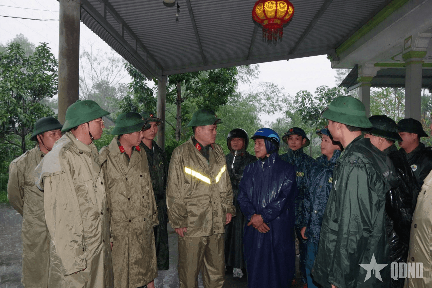 Lực lượng vũ trang thành phố Huế phối hợp di dời 14 hộ dân ở khu vực có nguy cơ sạt lở đất