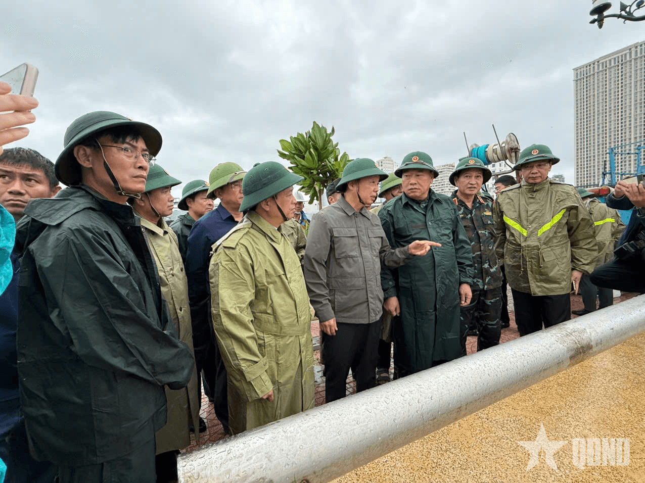 Vượt hiểm nguy đi về phía nhân dân