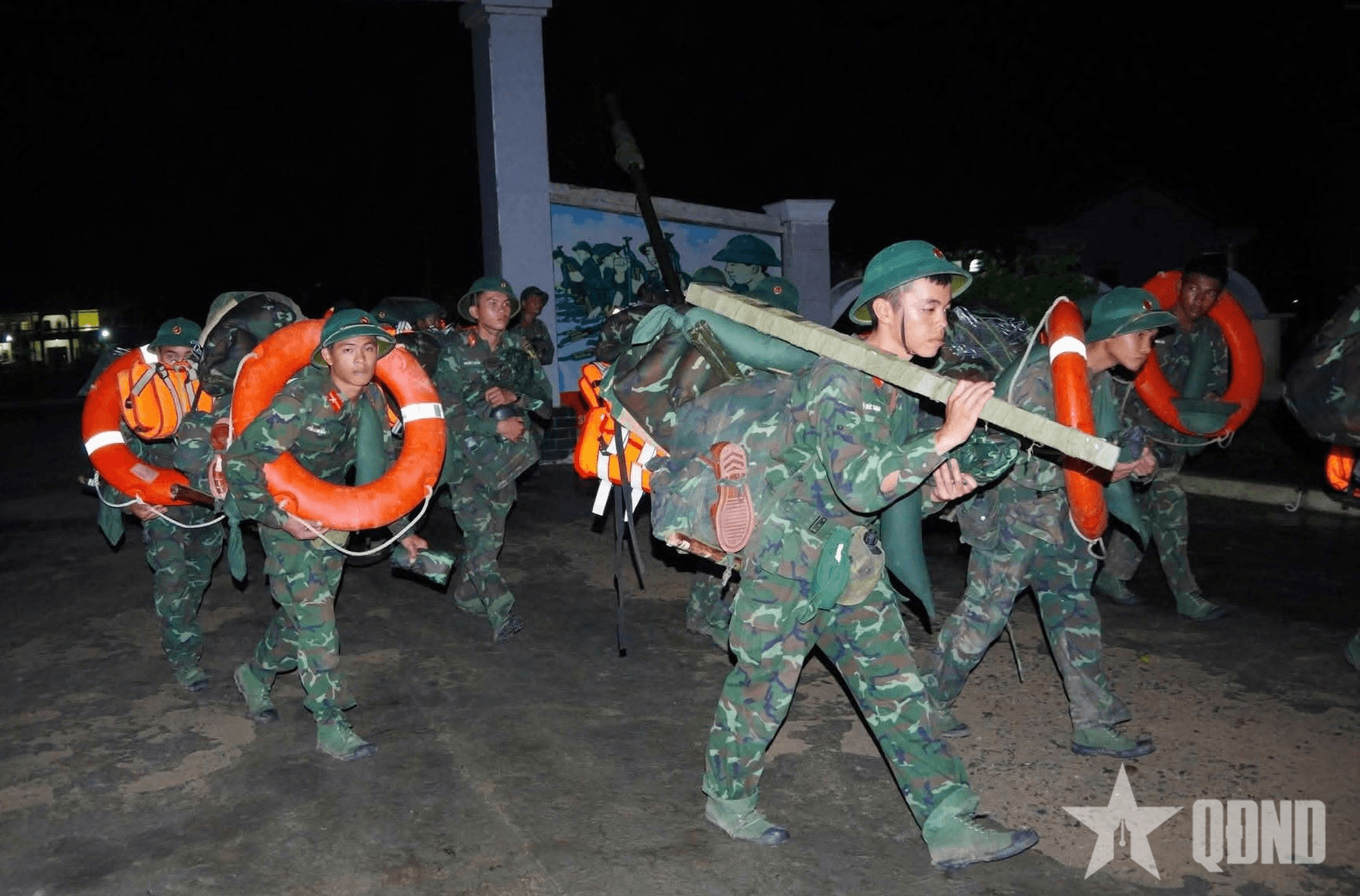 Bộ đội hành quân trong đêm sẵn sàng giúp dân ứng phó bão số 13
