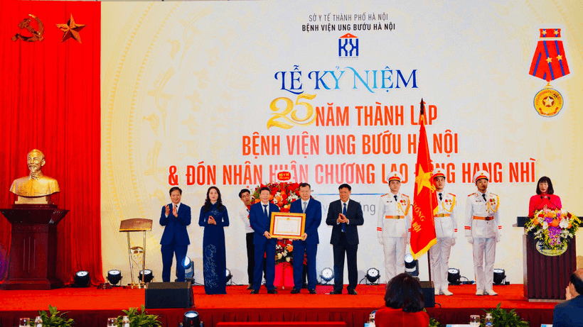Bệnh viện Ung Bướu Hà Nội đón nhận Huân chương Lao động hạng Nhì