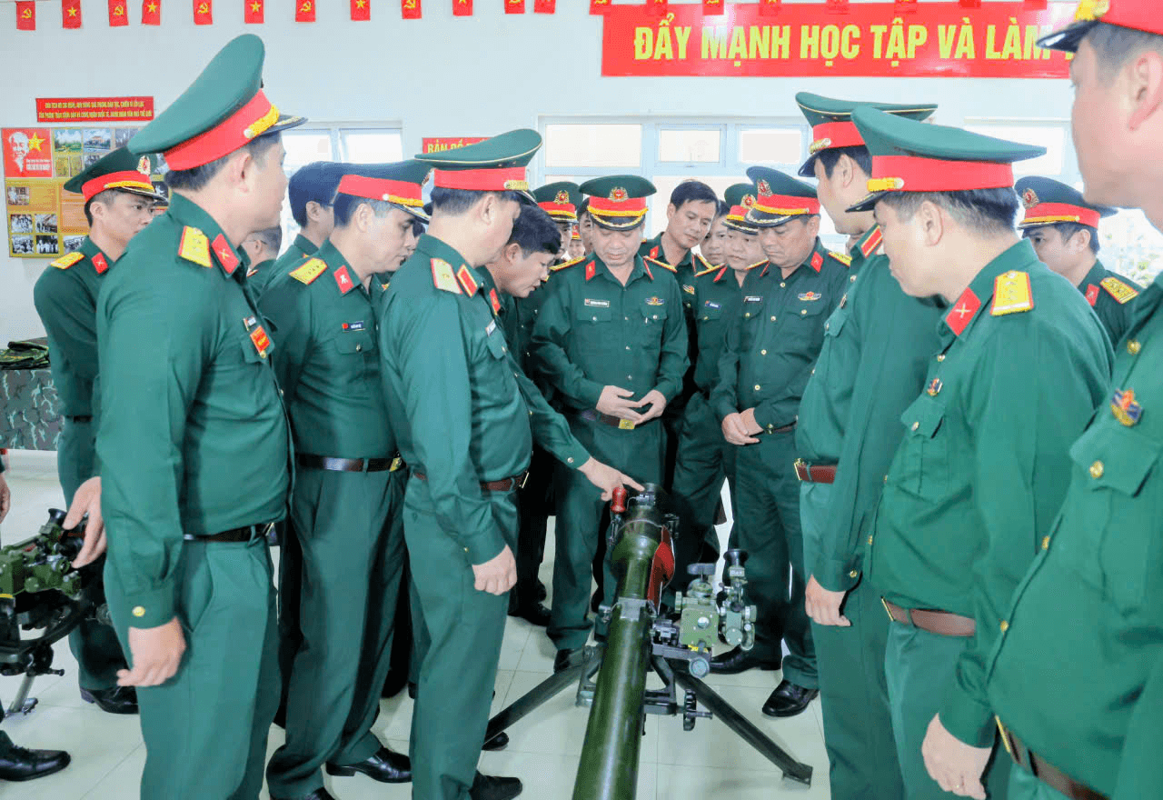 Bộ Quốc phòng khảo sát chất lượng vũ khí tại Quân khu 4